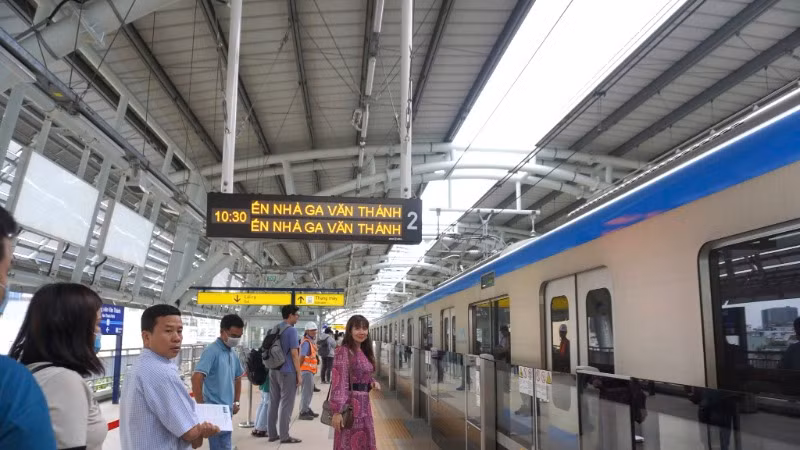 Hành khách chờ tàu tại ga Văn Thánh. (Ảnh: QUÝ HIỀN)