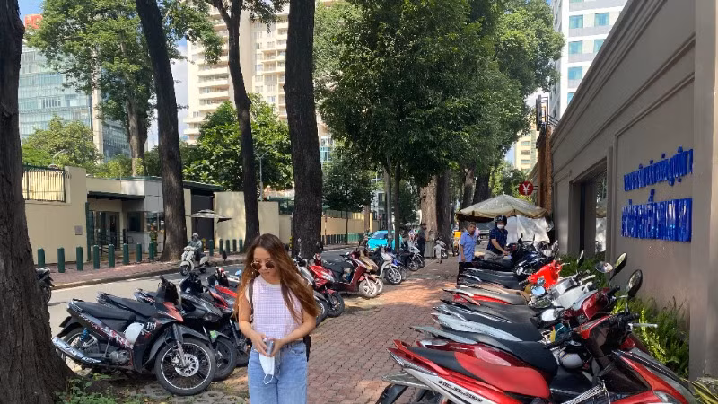 Đường Mạc Đĩnh Chi, quận 1 nằm trong danh sách 41 tuyến đường sẽ thu phí vỉa hè từ ngày 25/10. (Ảnh: QUÝ HIỀN)