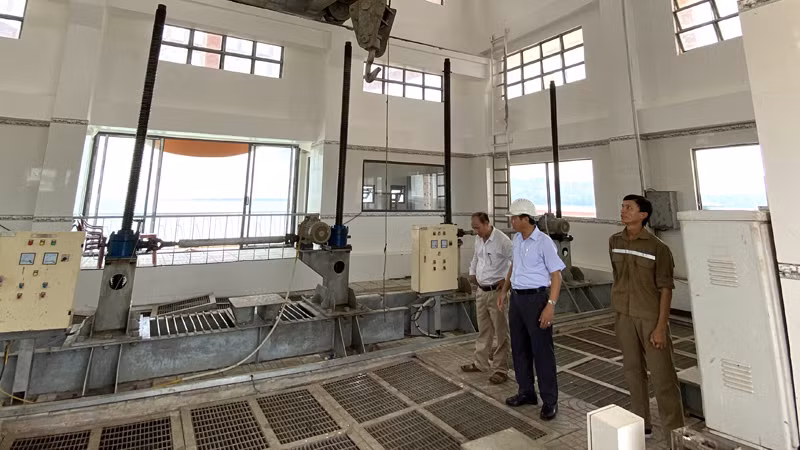 Ban Giám đốc thường xuyên kiểm tra kỹ thuật hệ thống cống xả. Ban Giám đốc thường xuyên kiểm tra kỹ thuật hệ thống cống xả.