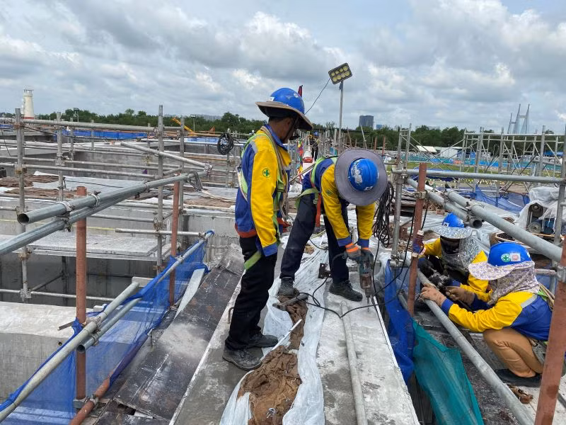 500 công nhân ngày đêm tập trung thi công trên công trường.