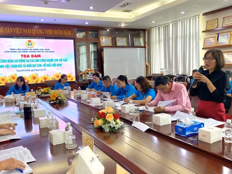 Công đoàn cơ sở tại doanh nghiệp chia sẻ tại Tọa đàm Thực trạng nhà trẻ mẫu giáo và chính sách hỗ trợ công nhân trong chăm sóc và nuôi dạy con. (Ảnh: QUÝ HIỀN)