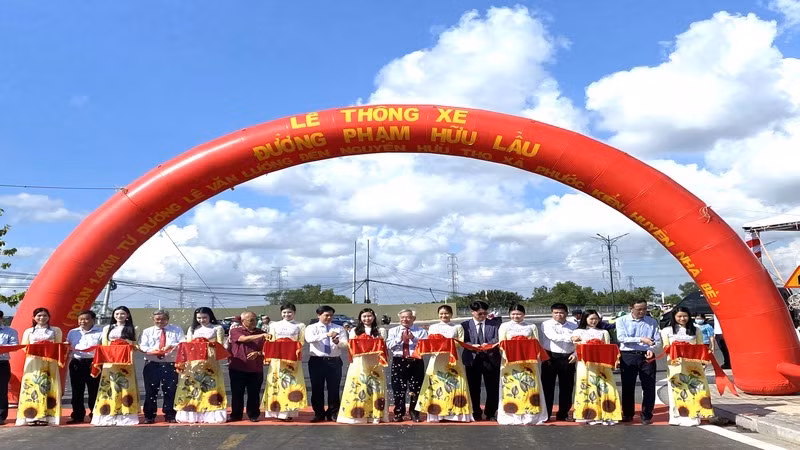 Huyện Nhà Bè, Thành phố Hồ Chí Minh chính thức hoàn thành, thông xe tuyến đường Phạm Hữu Lầu dài gần 1,5 km sau 3 năm thi công.