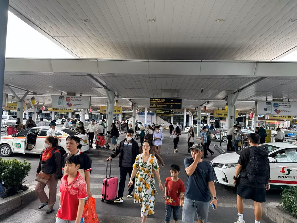 Sân bay Tân Sơn Nhất đón 125.000 hành khách vào những ngày cao điểm lễ.