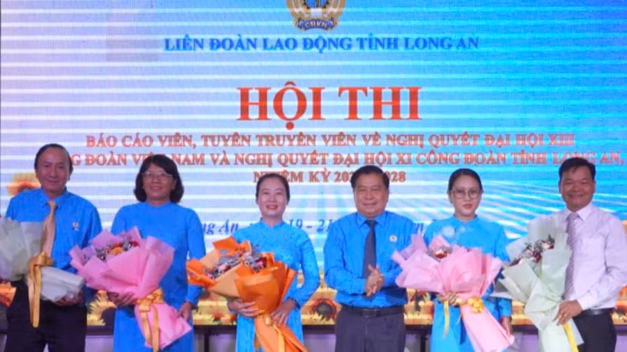 Lãnh đạo Liên đoàn Lao động tỉnh Long An trao hoa cho Ban giám khảo Hội thi.