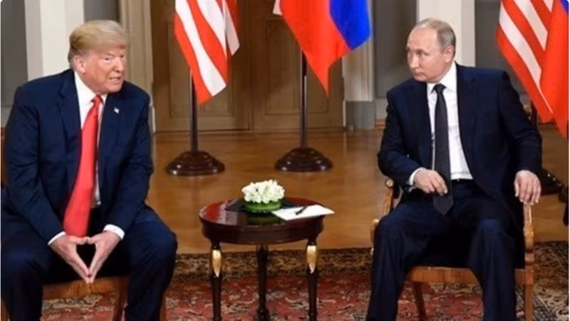 Tổng thống Mỹ Donald Trump (trái) và Tổng thống Nga Vladimir Putin tại cuộc gặp ở Helsinki, Phần Lan ngày 16/7/2018. (Ảnh: THX/TTXVN)