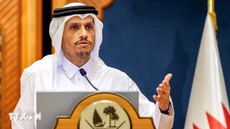 Thủ tướng Qatar Sheikh Mohammed bin Abdulrahman bin Jassim Al Thani phát biểu trong cuộc họp báo ở Doha ngày 12/6/2024. (Ảnh: Getty Images/TTXVN)
