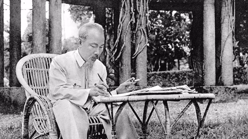 Chủ tịch Hồ Chí Minh làm việc tại Phủ Chủ tịch.