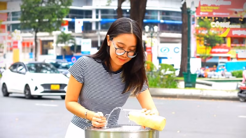 Trụ nước uống tại vòi do SAWACO lắp tại Khu vực Hồ Con Rùa, quận 3 phục vụ du khách và người dân thành phố. Trụ nước uống tại vòi do SAWACO lắp tại Khu vực Hồ Con Rùa, quận 3 phục vụ du khách và người dân thành phố.
