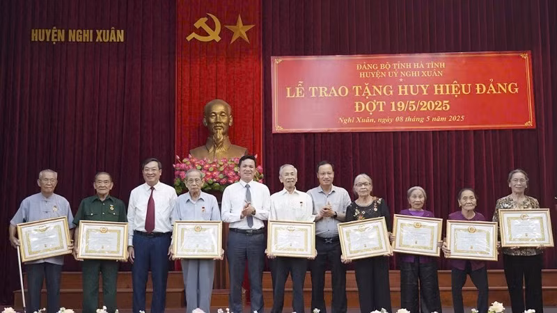 Huyện ủy Nghi Xuân (Hà Tĩnh) trao tặng Huy hiệu Đảng dịp 19/5/2025 cho các đảng viên trên địa bàn.