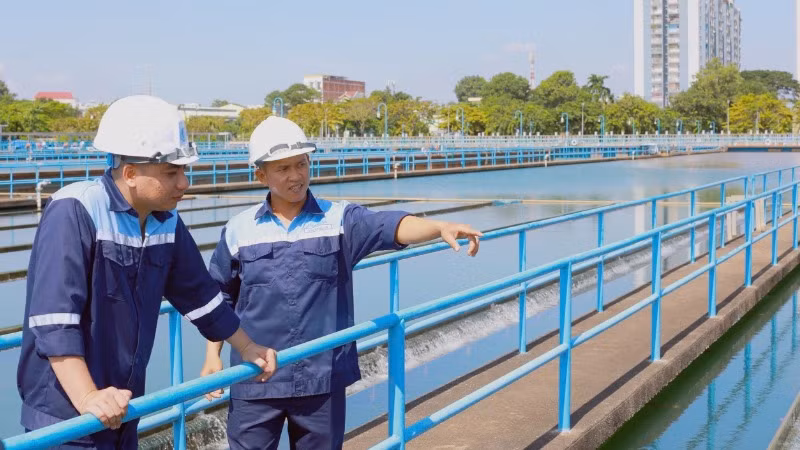 Nhân viên Nhà máy nước Thủ Đức kiểm tra nguồn nước sạch qua xử lý tại Nhà máy.