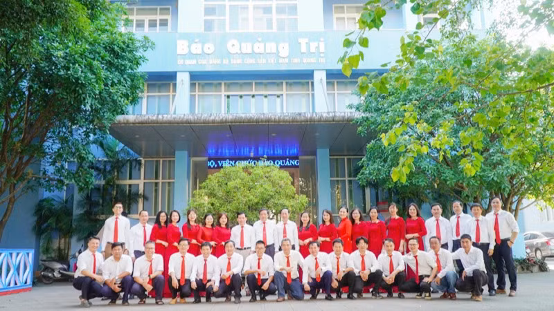 Cán bộ, phóng viên, nhân viên Báo Quảng Trị.