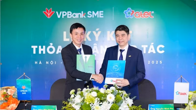 Đại diện VPBank và GTEL ký kết hợp tác.