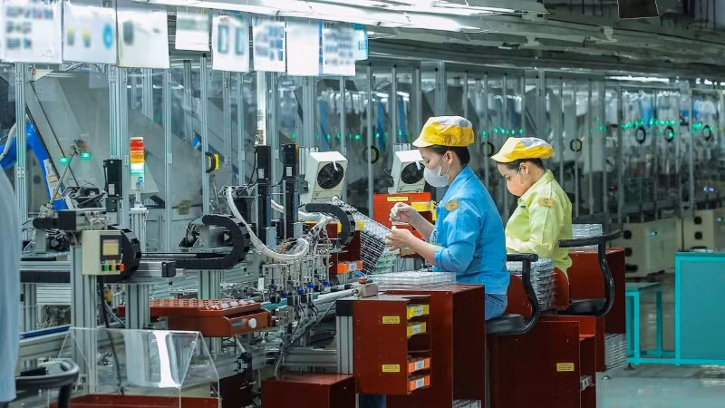 Lao động nữ tại Công ty TNHH Điện tử Foster Việt Nam. (Ảnh TTXVN)