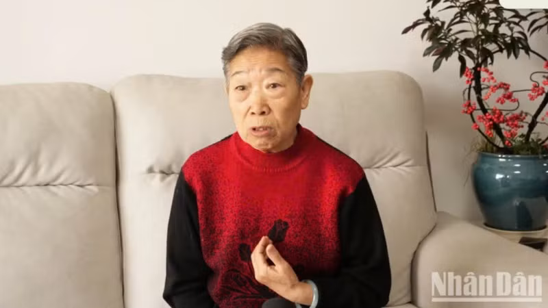 Bà Vu Thục Huệ trả lời phỏng vấn phóng viên Báo Nhân Dân.