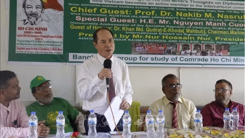 Đại sứ Việt Nam tại Bangladesh Nguyễn Mạnh Cường phát biểu tại tọa đàm. (Ảnh: TTXVN)