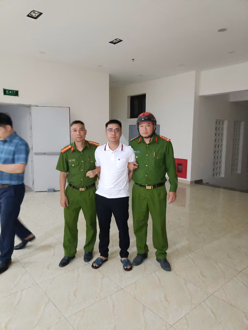 Tổ công tác Phòng PC02 phối hợp Công an phường Đông Hải, thành phố Thanh Hóa, tỉnh Thanh Hóa đã tổ chức bắt giữ được đối tượng Bùi Đình Khánh khi đang lẩn trốn tại khu vực đường tránh, địa phận phố Lễ Môn, phường Đông Hải, thành phố Thanh Hóa. Tổ công tác Phòng PC02 phối hợp Công an phường Đông Hải, thành phố Thanh Hóa, tỉnh Thanh Hóa đã tổ chức bắt giữ được đối tượng Bùi Đình Khánh khi đang lẩn trốn tại khu vực đường tránh, địa phận phố Lễ Môn, phường Đông Hải, thành phố Thanh Hóa.