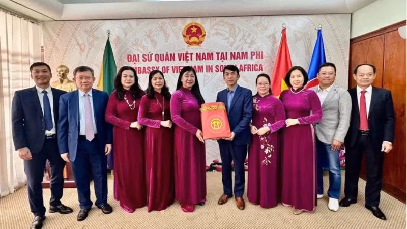 Đoàn đại biểu thành phố Hà Nội thăm và làm việc với Đại sứ quán Việt Nam tại Cộng hòa Nam Phi.