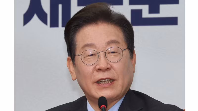Chủ tịch đảng Dân chủ (DP) Lee Jae Myung phát biểu tại Quốc hội ở Seoul, Hàn Quốc ngày 9/4/2025. (Ảnh: Yonhap/TTXVN)
