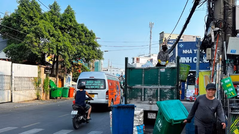 Công nhân thực hiện thu gom rác trên địa bàn thành phố Thủ Đức, Thành phố Hồ Chí Minh. (Ảnh: QUANG QUÝ)