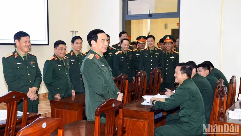 Đại tướng Phan Văn Giang thăm lớp học tại Học viện Lục quân.