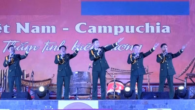 Tiết mục nghệ thuật của Đội văn nghệ Bộ Chỉ huy Bộ đội Biên phòng tỉnh Đắk Lắk thể hiện.