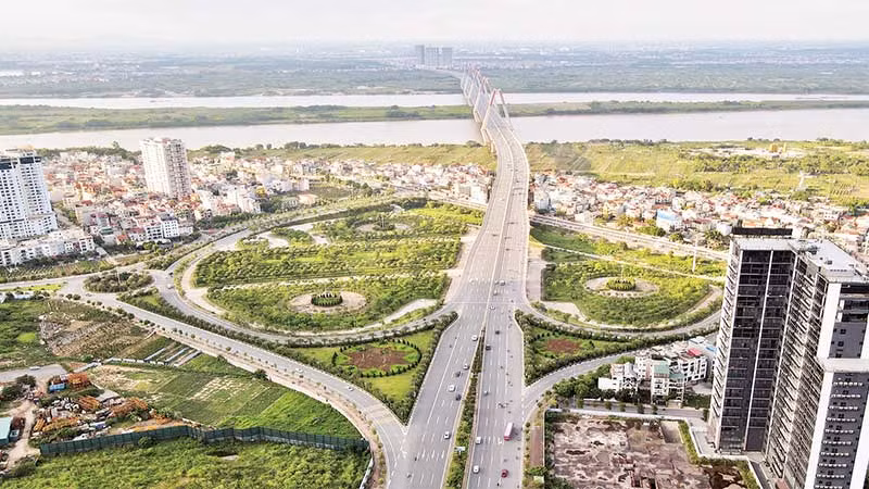 Trục giao thông đường Võ Chí Công - cầu Nhật Tân - đường Võ Nguyên Giáp kết nối khu vực trung tâm với sân bay Nội Bài.