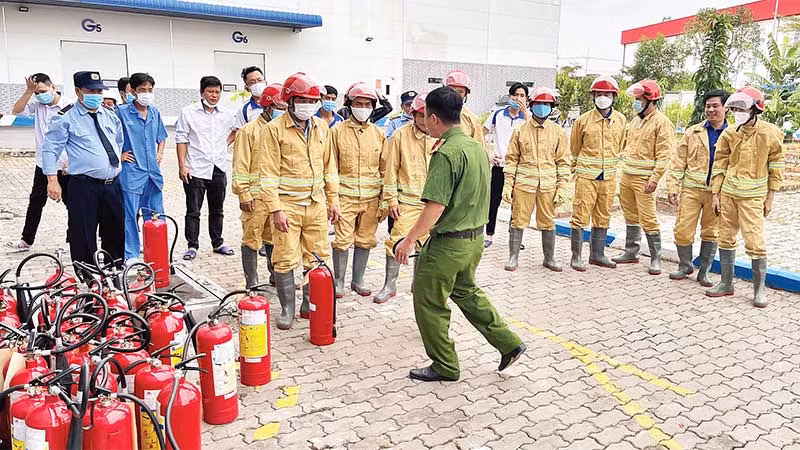 Diễn tập công tác phòng cháy, chữa cháy tại Công ty cổ phần dược phẩm An Thiên.
