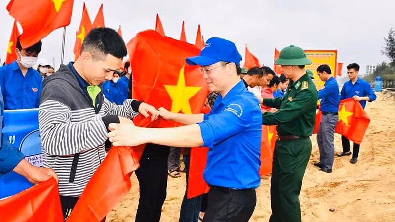 Tặng cờ Tổ quốc, khích lệ ngư dân vươn khơi, bám biển.