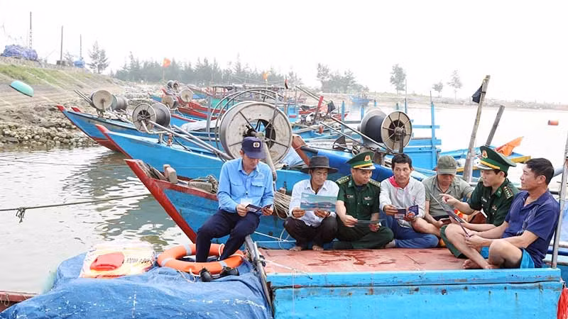 Bộ đội Biên phòng Hà Tĩnh tuyên truyền chống khai thác IUU đến ngư dân.