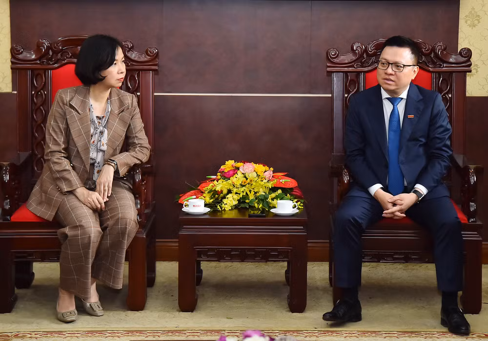 Đồng chí Lê Quốc Minh, Ủy viên Trung ương Đảng, Tổng Biên tập Báo Nhân Dân, Phó Trưởng Ban Tuyên giáo Trung ương, Chủ tịch Hội Nhà báo Việt Nam trao đổi với Tổng Giám đốc Thông tấn xã Việt Nam Vũ Việt Trang tại buổi tiếp.
