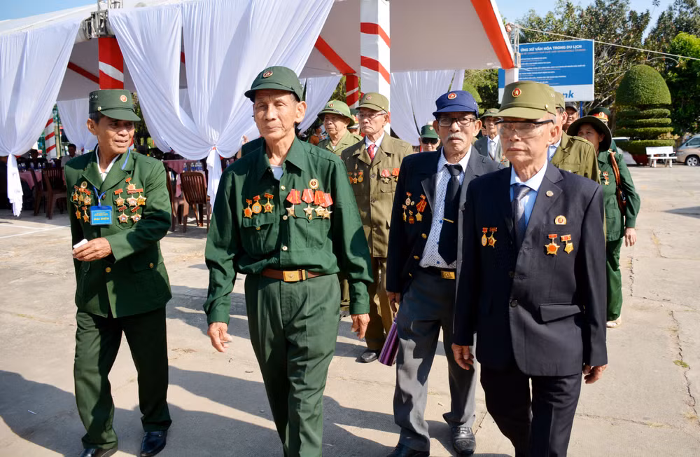 Chiến sĩ cách mạng bị địch bắt tù đày tại Trại giam Phú Quốc về dự lễ kỷ niệm 50 năm “Chiến thắng trở về”. Chiến sĩ cách mạng bị địch bắt tù đày tại Trại giam Phú Quốc về dự lễ kỷ niệm 50 năm “Chiến thắng trở về”.