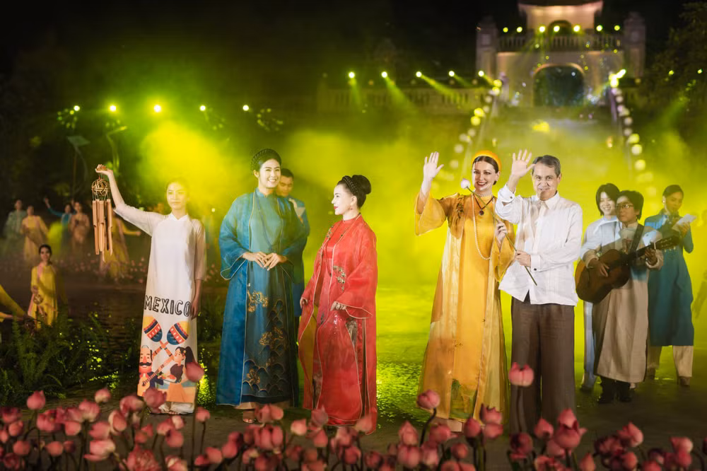 Đại sứ, phu nhân các nước trong tà áo dài Việt Nam tại Festival Áo dài Quảng Ninh 2022. (Ảnh: toquoc.vn) Đại sứ, phu nhân các nước trong tà áo dài Việt Nam tại Festival Áo dài Quảng Ninh 2022. (Ảnh: toquoc.vn)