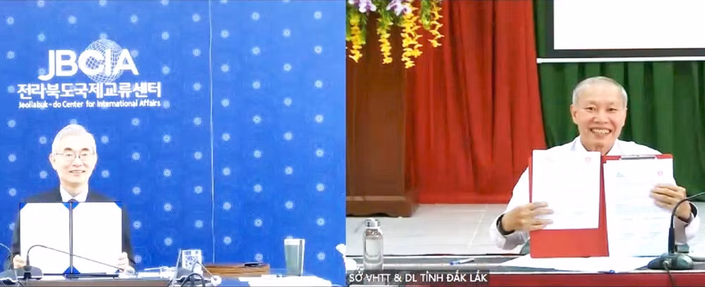 Lãnh đạo Sở Văn hóa, Thể thao và Du lịch tỉnh Đắk Lắk và Trung tâm Hợp tác quốc tế tỉnh Jeollabuk (JBCIA), Hàn Quốc ký biên bản ghi nhớ về việc thực hiện dự án “Bảo tồn và phát huy giá trị di sản văn hóa phi vật thể trên địa bàn tỉnh Đắk Lắk” theo hình thức trực tuyến.
