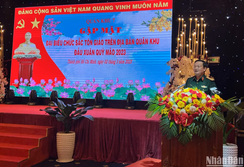 Trung tướng Trần Hoài Trung, Bí thư Đảng ủy, Chính ủy Quân khu 7 phát biểu tại buổi gặp mặt.
