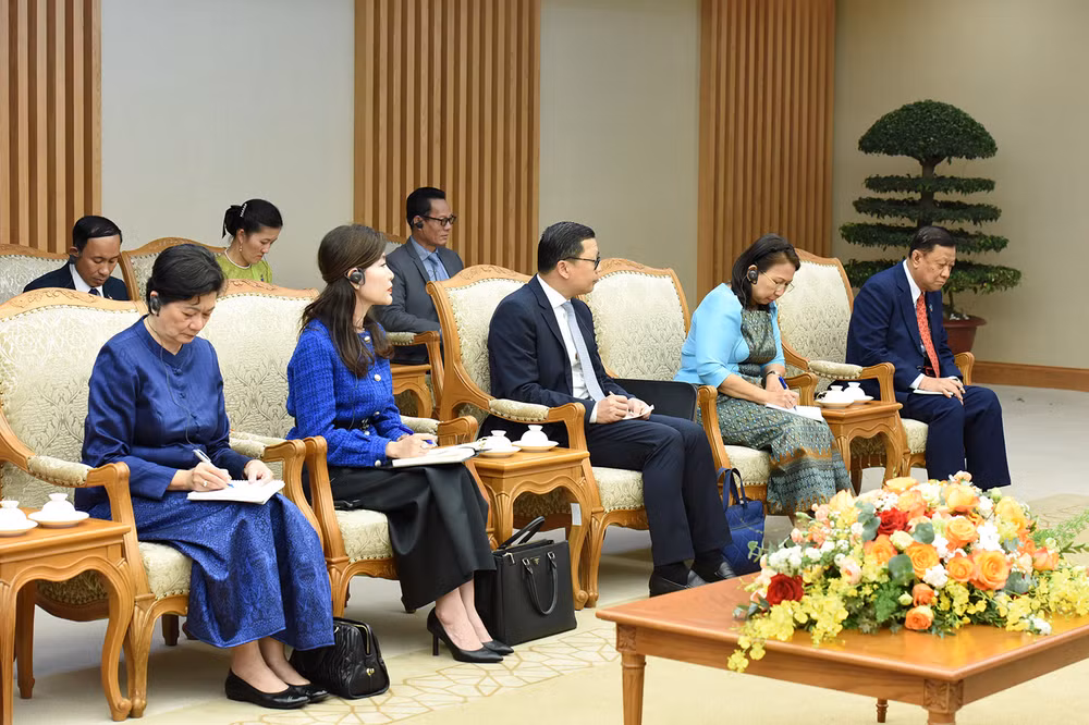 Các thành viên trong đoàn của Phó Thủ tướng, Bộ trưởng Ngoại giao Campuchia và Hợp tác quốc tế Campuchia Prak Sokhonn.