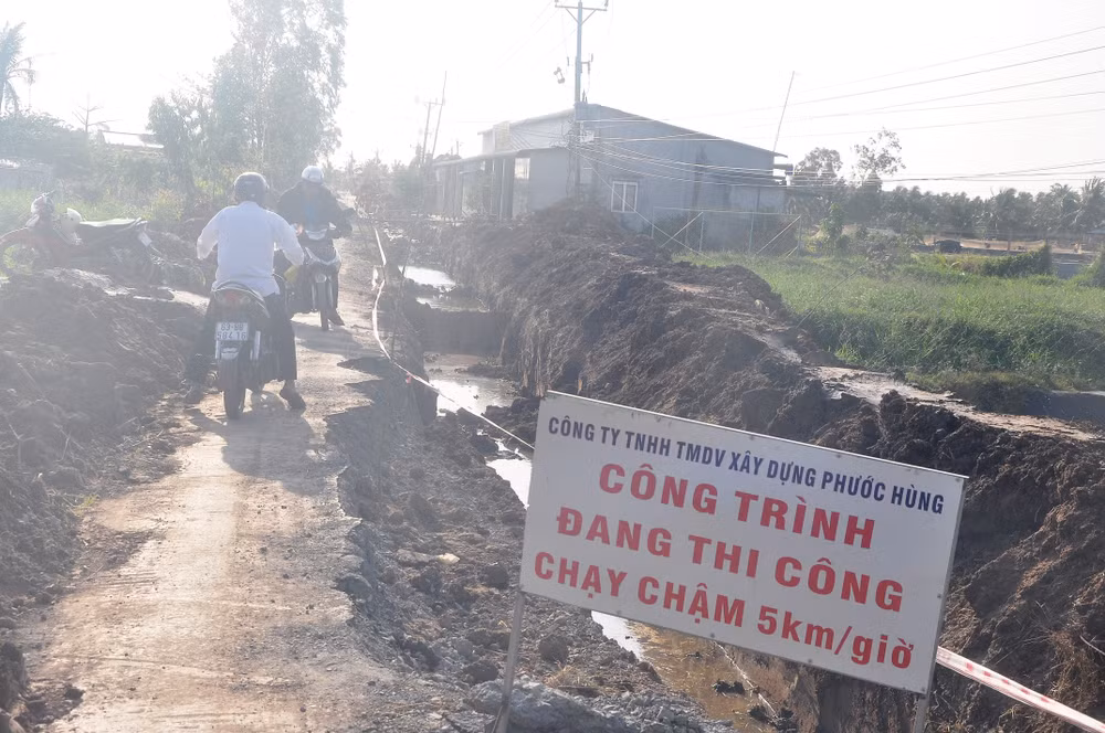 Phương tiện qua lại công trình này nhiều khó khăn.