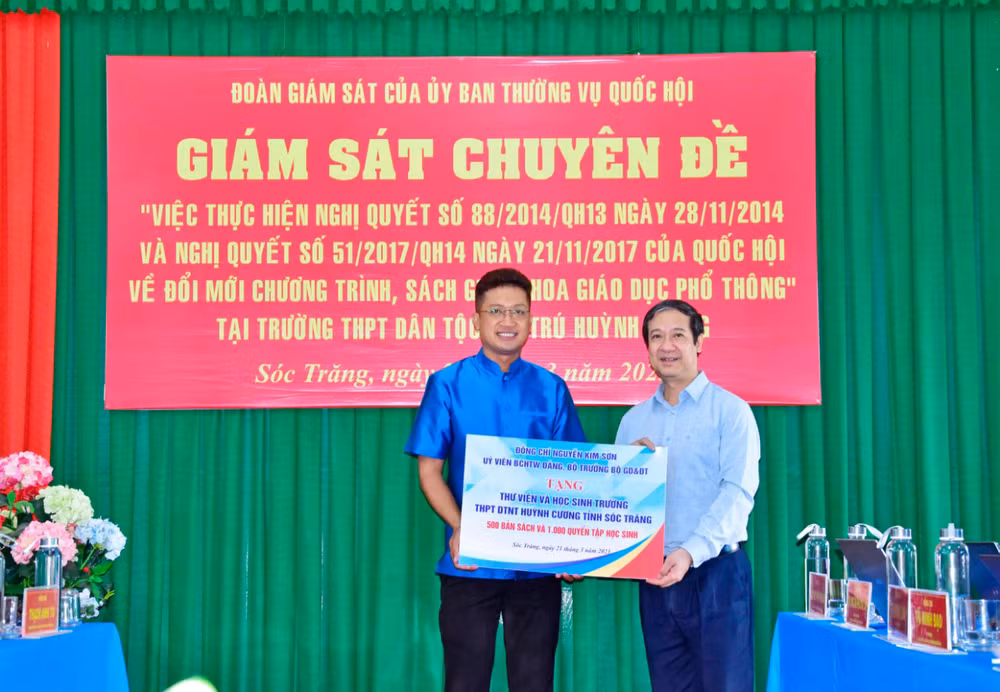 Bộ trưởng Nguyễn Kim Sơn tặng quà cho Trường trung học phổ thông dân tộc nội trú Huỳnh Cương.