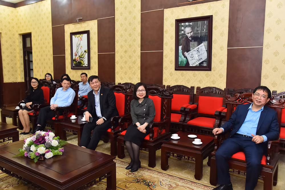 Đoàn đại biểu Thông tấn xã Việt Nam tại buổi tiếp nhân kỷ niệm 72 năm Ngày Báo Nhân Dân ra số đầu.