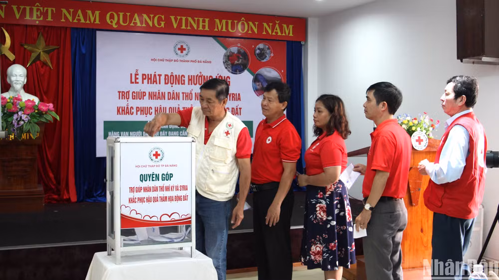 Hội viên Hội Chữ thập đỏ các cấp quyên góp, ủng hộ.