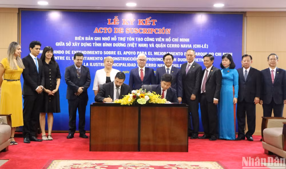 Ký kết Biên bản ghi nhớ về Hỗ trợ tôn tạo Công viên Hồ Chí Minh giữa Sở Xây dựng tỉnh Bình Dương và quận Cerro Navia trước sự chứng kiến của cựu Tổng thống Chile và lãnh đạo tỉnh Bình Dương. 