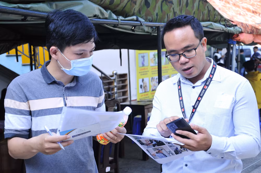 Đại diện doanh nghiệp tư vấn cho bộ đội xuất ngũ.