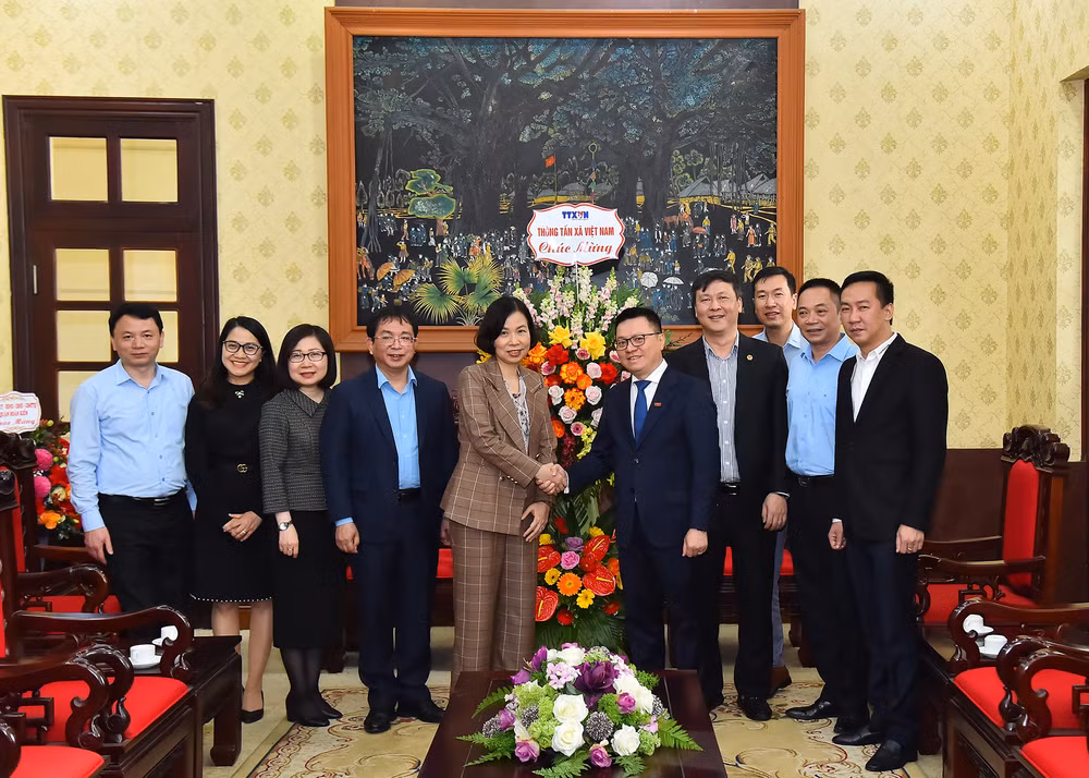 Đoàn đại biểu Thông tấn xã Việt Nam do đồng chí Vũ Việt Trang, Tổng Giám đốc Thông tấn xã Việt Nam dẫn đầu thăm, chúc mừng nhân dịp kỷ niệm 72 năm Ngày Báo Nhân Dân ra số đầu.