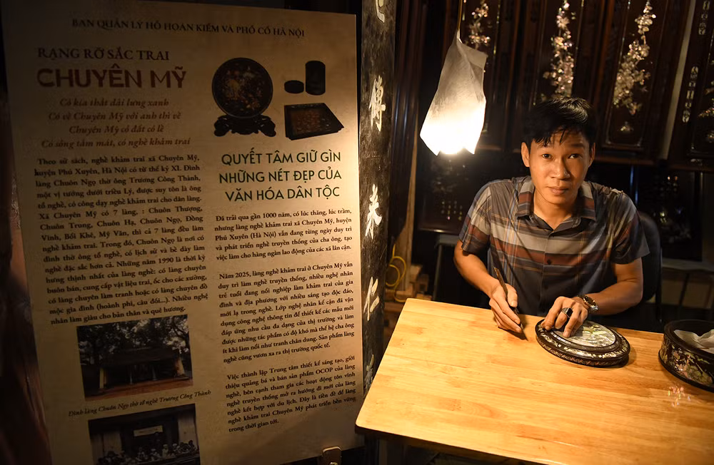 Tại không gian trưng bày làng nghề Chuyên Mỹ tại Trung tâm giao lưu văn hóa phố cổ Hà Nội công chúng có dịp thưởng lãm các sản phẩm làng nghề độc đáo mang đậm nét văn hiến của vùng đất Thăng Long-Hà Nội.