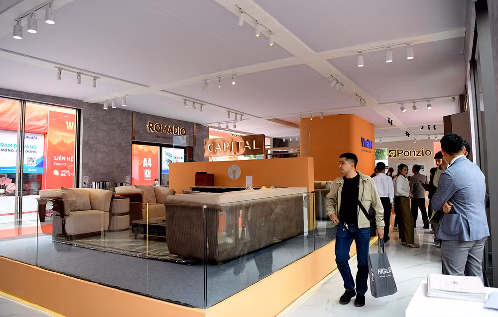 Tại triển lãm, các giải pháp tiên tiến như IoT, AI và BIM được giới thiệu, cùng với những sản phẩm cụ thể như nhà thông minh, hệ thống quản lý năng lượng và thiết bị tự động hóa.
