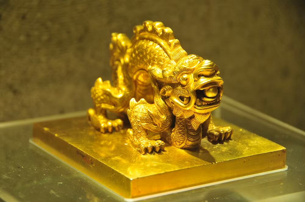 Biểu tượng rồng sử dụng trên ấn vàng “Hoàng Thái tử bảo”, Niên hiệu Gia Long thứ 15 (1816). Biểu tượng rồng sử dụng trên ấn vàng “Hoàng Thái tử bảo”, Niên hiệu Gia Long thứ 15 (1816).