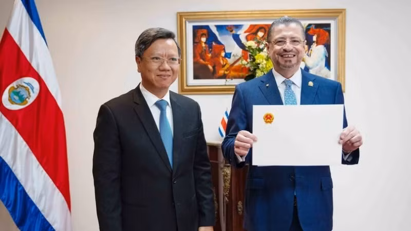 Đại sứ Việt Nam tại Cuba, kiêm nhiệm Costa Rica Lê Quang Long trang trọng trình Quốc thư lên Tổng thống Rodrigo Chaves Robles. (Nguồn: TTXVN)