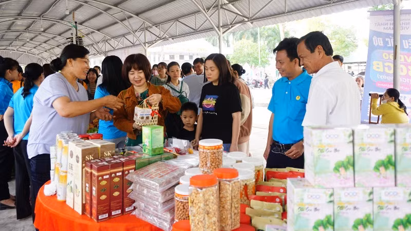 Du khách tham quan gian hàng sản phẩm OCOP tại phiên Chợ Tết Công đoàn huyện Tháp Mười, xuân Giáp Thìn 2024.
