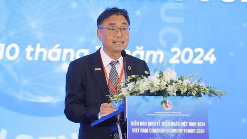 Tiến sĩ Chana Poomee, Giám đốc cấp cao về phát triển bền vững của Tập đoàn SCG, chia sẻ về các các sáng kiến thuộc chiến lược ESG 4 Plus của tập đoàn phù hợp chặt chẽ với các mục tiêu của NAPCE.