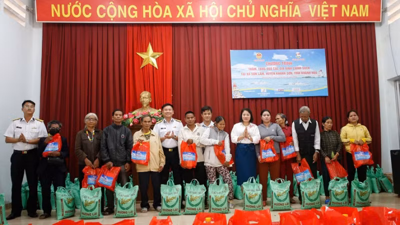 Lữ đoàn 162 phối hợp các đơn vị tài trợ và chính quyền địa phương tặng quà các gia đình chính sách tại xã Sơn Lâm, huyện Khánh Sơn, tỉnh Khánh Hòa.