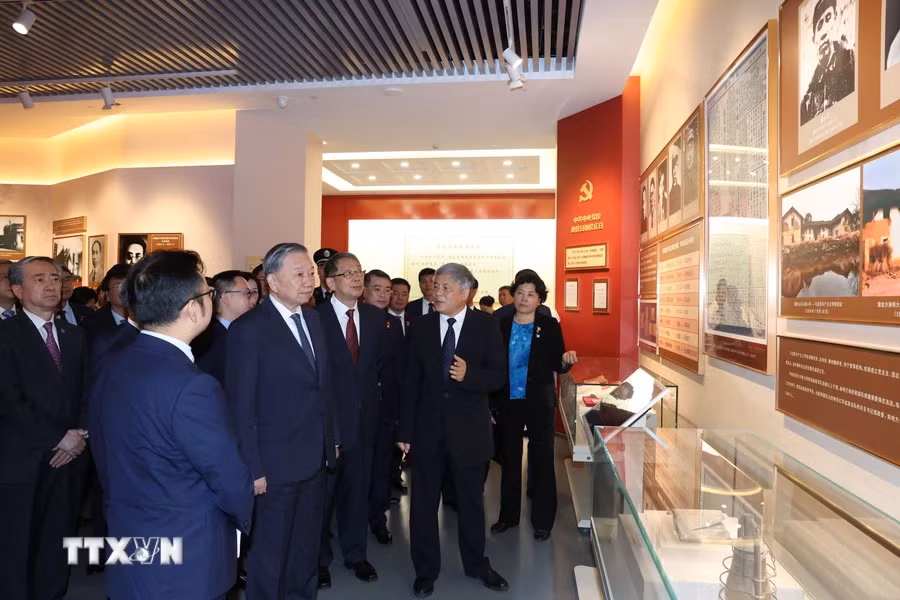 Tổng Bí thư, Chủ tịch nước Tô Lâm thăm phòng truyền thống của Trường Đảng Trung ương Đảng Cộng sản Trung Quốc. (Ảnh: Trí Dũng-TTXVN)
